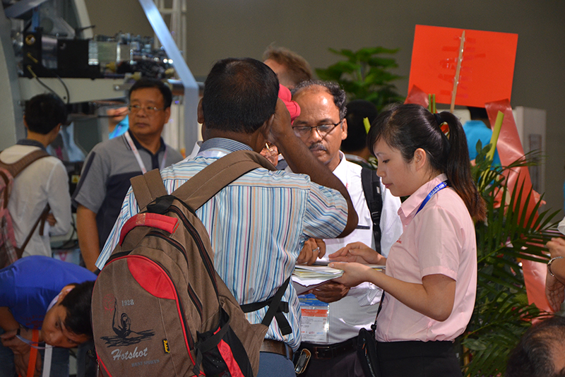      全自动复卷分切机